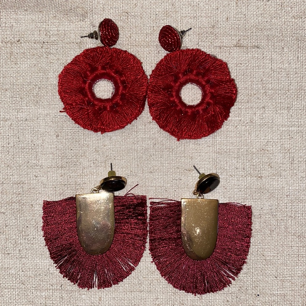 Set of two red fringe earrings with gold metal